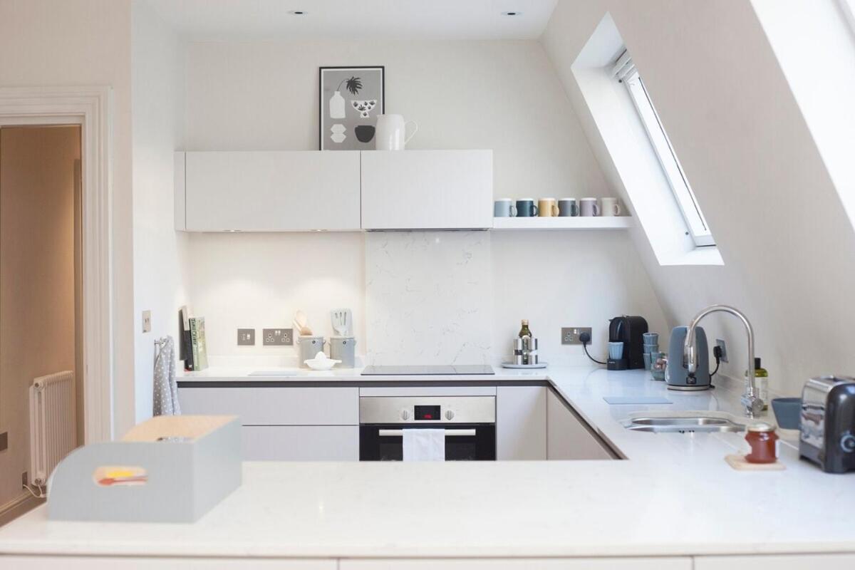 Stylish Wood Street Apartment Bath Exteriör bild