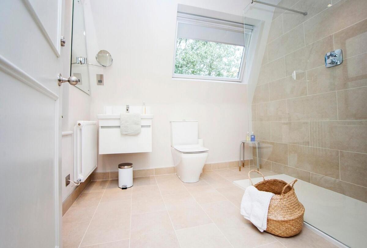 Stylish Wood Street Apartment Bath Exteriör bild