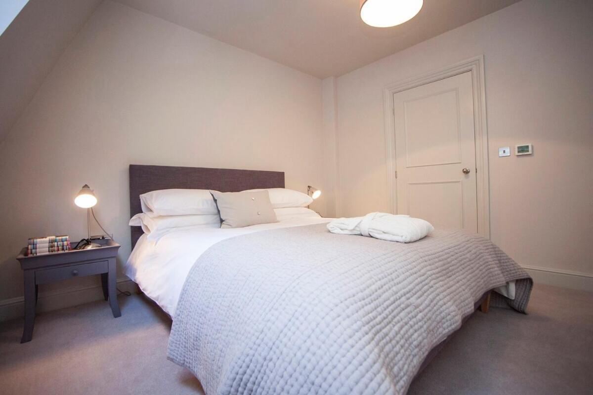 Stylish Wood Street Apartment Bath Exteriör bild