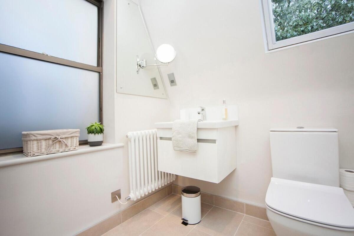 Stylish Wood Street Apartment Bath Exteriör bild